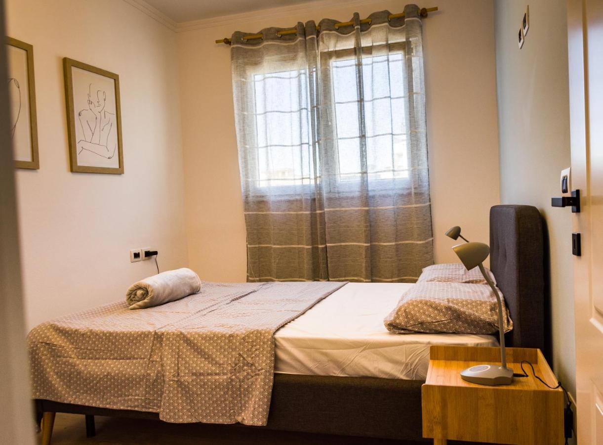 Bright Apartment Close To City Center Tirana Kültér fotó